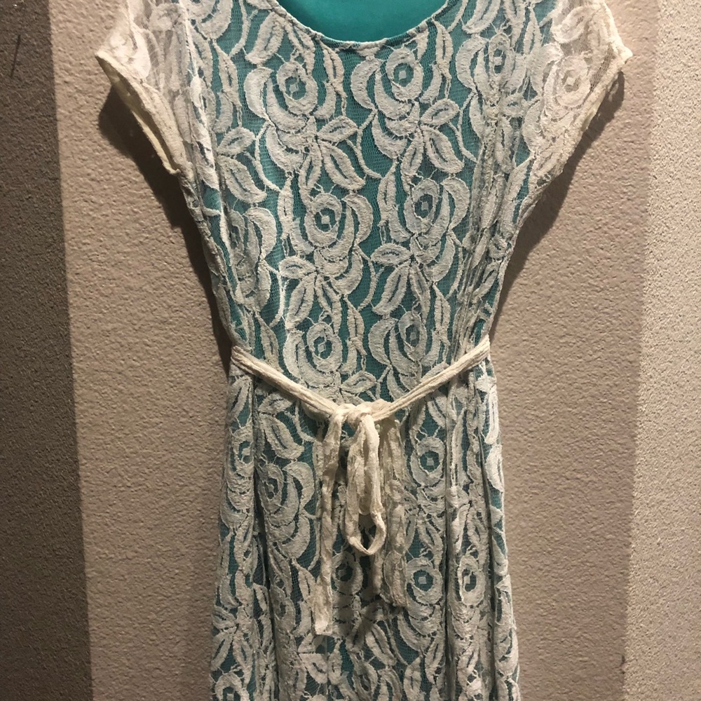 Women’s lace overlay lined dress.